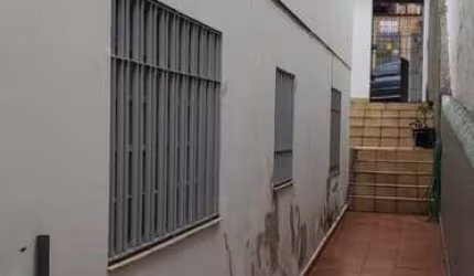 Casa tem 4 dormitório uma suíte sala grande cozinha grande garagem quatro carros lavanderia aberta e