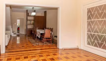 Sobrado á venda no  Campo Belo  com 172m²  3 dormitórios  2 banheiros 2 vagas