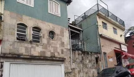 Casa com dois andares, 3 quartos, 2 vagas, 2 banheiros, sala, lavanderia e enorme cozinha.