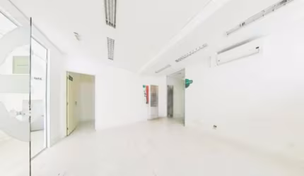 prédio Comercial com 650m² distribuídos em 5 vagas, 22 salas e 4 banheiros.