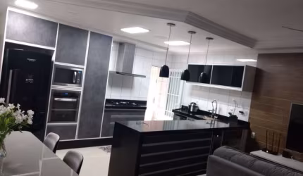 Impecável Sobrado à Venda em Vila Tolstoi - São Paulo-SP: 3 Quartos, 1 Suíte, 2 Banheiros, 2 Vagas de Garagem - 245m²