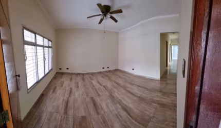 Sobrado com 4 dorms no Campo Grande