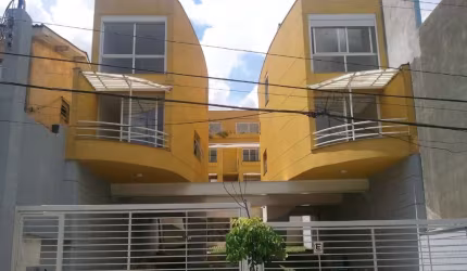 Charmosa Casa em Condomínio - Vila Pereira Cerca
