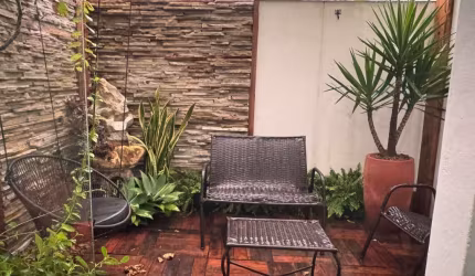 Casa em condomínio fechado - Jardim Sandra, com 03 dormitórios
