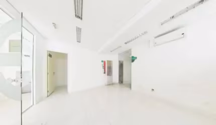 prédio Comercial com 650m² distribuídos em 5 vagas, 22 salas e 4 banheiros.