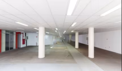 Sobreloja com 2 andares, sendo 786m² distribuídos em galpão principal com 4 banheiros, 5 salas sendo 3 com divisórias, e uma copa