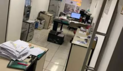 Galpão no Ipiranga com 252m², 3 banheiros.