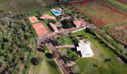 Terreno à venda localizado no Condomínio Rosa de Saron em Santa Terezinha.