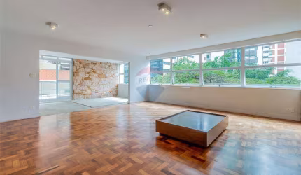 Apartamento de cinema, 5 dorms, 4 suítes, reformado, em Higienópolis, 327m², 3 vagas.