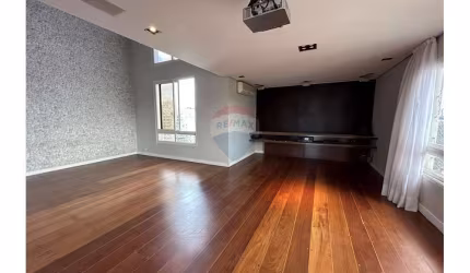 Apartamento Duplex de 286m2 para locação em rua exclusiva de Higienópolis e vista livre do Pacaembu - R$9.000,00