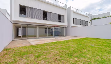 Casa de condomínio com 600 m2 ,4 Suítes ,6 banheiros e 4 vagas de garagem , jardim, piscina no rooftop