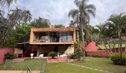 Casa com piscina e  muito verde no Condomínio Sausalito em Mairiporã - R$1.200.000,00
