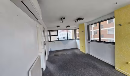 Oportunidade. Sala comercial com 50,82m de útil, 2 banheiros e 1 vaga