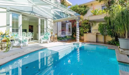 Vende casa na rua Dom Henrique 270 no Ibirapuera com 5 quartos, sendo 2 suítes, 572m² , 5 vagas.