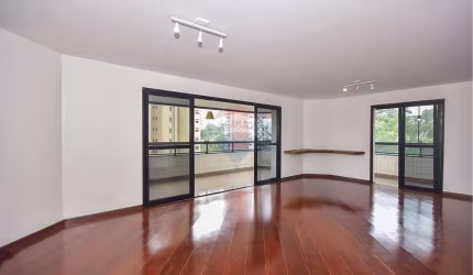 Vendo  R$ 850.000,00 Luxo e Conforto na Vila Andrade: 3 Suítes com closets mais 1 quarto home office na Vila Andrade, 229 m² útil, excelente valor