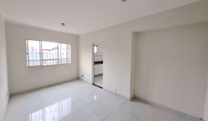 OPORTUNIDADE!!! APARTAMENTO REFORMADO, 2 DORMS, 2 BANHEIROS, COZINHA COM ARMÁRIO, PRÉDIO COM ELEVADOR, EM EXCELENTE LOCALIZAÇÃO!!!