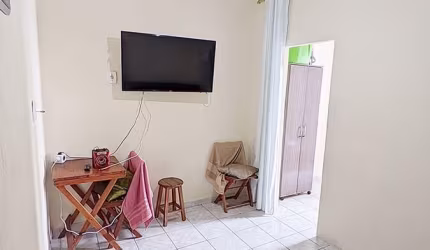 OPORTUNIDADE $190 MIL KITNET DIVIDIDA, PRÉDIO FRENTE À PRAIA NA TUPI EM PRAIA GRANDE