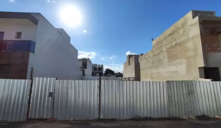 Terreno em condomínio fechado com toda infraestrutura, pronto para construir.