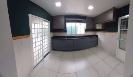 Vendo uma linda casa no Bairro CPA lll com 2/4