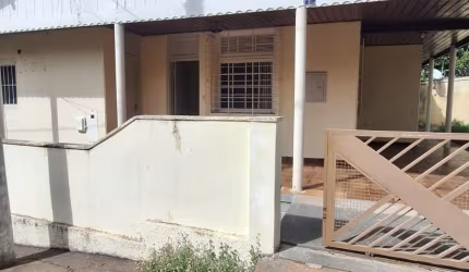 LOCAÇÃO  Casa no Centro da Cidade de Cuiabá em uma Vila.