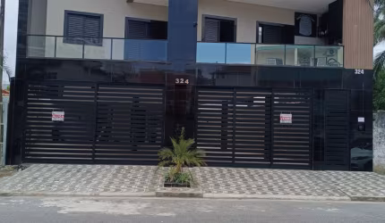 Casa sobreposta alta 2 dormitórios em condomínio fechado.