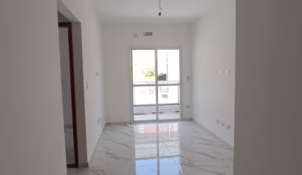 Casa em condominío 2 dormitórios no Tude Bastos.