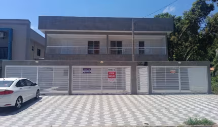 Casa térrea com quintal em condominío 2 dormitórios no Tude Bastos.