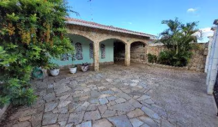 VENDA DE CASA TÉRREA NO JARDIM RINCÃO, EM ARUJÁ/SP, OPORTUNIDADE com 310m², 3 quartos, suíte, churrasqueira, edícula e 4 vagas. CONSULTE-NOS.