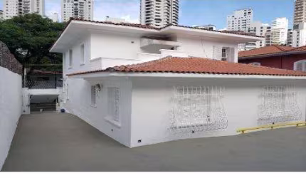 VENDA DE CASA COMERCIAL NO PACAEMBU, EM SÃO PAULO/SP, COM RENDIMENTO MENSAL DE 15 MIL, A/T 600M², A/C 450M², 8 SALAS E 12 VAGAS P/ AUTO. CONSULTE-NOS.