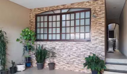 VENDA DE SOBRADO NO JARDIM PRESIDENTE DUTRA, EM GUARULHOS/SP, 300m² com 4 quartos, suíte, salão amplo e coberto e garagem para 02 autos. CONSULTE-NOS.