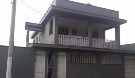 LOCAÇÃO DE CASA COMERCIAL NO CENTRO DE ARUJÁ/SP, 300m² com 3 quartos, salas, 3 banheiros, garagem para 2 autos e localização estratégica. CONSULTE-NOS