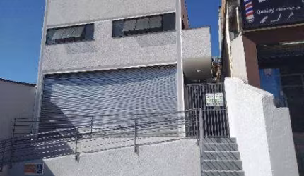 LOCAÇÃO DE SALÃO COMERCIAL EM ARUJÁ, com 250m², amplo espaço c/ pavimento superior e inferior, 2 copas e entrada c/ acessibilidade. CONSULTE-NOS..