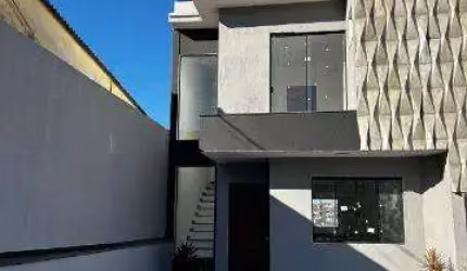 VENDA DE SOBRADO NA VILA LAVÍNIA, EM MOGI DAS CRUZES/SP, 100m² com 3 quartos, suíte, quintal espaçoso e gramado, garagem para 4 autos. CONSULTE-NOS.