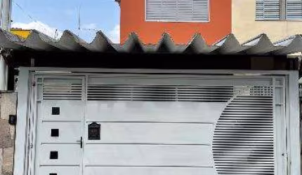VENDA DE CASA NO JARDIM SANTA MENA, EM GUARULHOS/SP, 180m² com 4 quartos, 2 suítes, área gourmet, churrasqueira e garagem para 2 autos. CONSULTE-NOS.