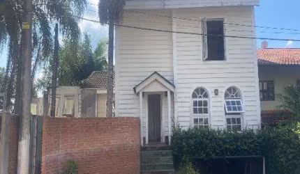 VENDA DE TERRENO NO CONDOMÍNIO ARUÃ, EM MOGI DAS CRUZES/SP, com área de 600m² e uma casa grande que necessita de reforma geral. CONSULTE- NOS.