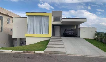 VENDA DE SOBRADO NO CONDOMÍNIO MONTEREY, EM MOGI DAS CRUZES/SP, 320m² com 3 quartos, suíte, cozinha com planejados e piscina aquecida. CONSULTE-NOS.