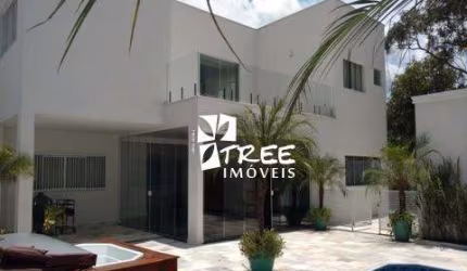 VENDA CASA NO CONDOMÍNIO ARUJAZINHO I II III COM A/T1000m² A/C 614m² distribuídos em 6 SUÍTES com carpete belileau creme. CONSULTE-NOS.