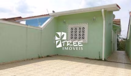 LOCAÇÃO DE CASA TÉRREA NO JARDIM RENATA, EM ARUJÁ/SP, 125m² com 2 quartos, suíte, sacada, escada só para o quintal e 2 vagas. CONSULTE-NOS.