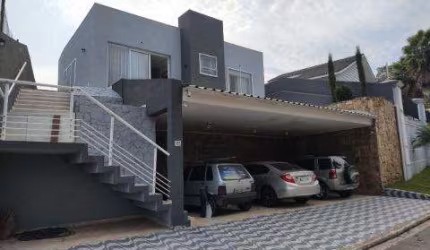 VENDA DE CASA NO CONDOMÍNIO ARUJÁ COUNTRY CLUB, EM ARUJÁ/SP, 200m² com 3 quartos, suíte, hidro, planejados, sala com lareira e 3 vagas. CONSULTE-NOS.