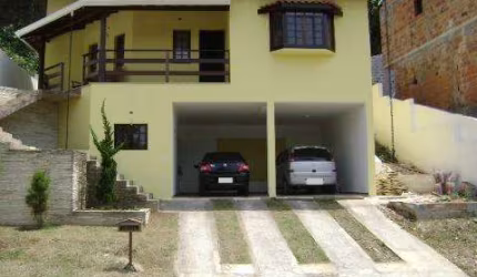 VENDA DE CASA NO CONDOMÍNIO ARUJÁ COUNTRY CLUB, EM ARUJÁ/SP, 220m² com 4 dorm, 2 salas, churrasqueira, forno a lenha, piscina e 4 vagas. CONSULTE-NOS.
