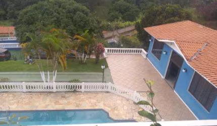 VENDA DE CHÁCARA NO JARDIM ARUJÁ, EM ARUJÁ/SP, 500m² com quartos, cozinha, piscina, churrasqueira, salão de festa e terreno de 2.000m². CONSULTE-NOS.
