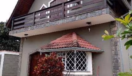 VENDA DE CASA NO NOVA ARUJÁ, EM ARUJÁ/SP, 226m², 3 suítes amplas,  3 salaS , lavabo, cozinha ampla, lavanderia, edícula c/ wc, 3 vagas. CONSULTE-NOS.