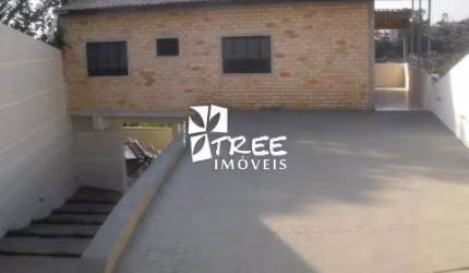 VENDA E LOCAÇAO DE CASA NO CONDOMÍNIO ARUJÁ COUNTRY CLUB, 293m² com 3 quartos, suíte, cozinha com muita luz natural e 6 vagas para auto. CONSULTE-NOS.