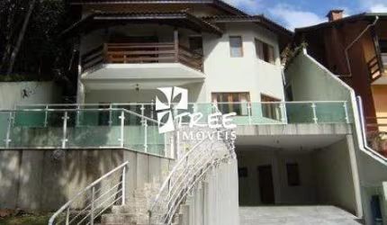 VENDA DE CASA NO CONDOMÍNIO ARUJÁ COUNTRY CLUB, EM ARUJÁ/SP, 262m² com 03 suítes, varanda, 03 salas, lavabo, 03 vagas e churrasqueira. CONSULTE-NOS.