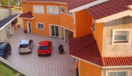 VENDA DE CASA NO CONDOMÍNIO ARUJAZINHO I, II E III, EM ARUJÁ/SP, com 570m², 5 suítes, 4 salas, lareira, churrasqueira e 14 vagas p auto. CONSULTE-NOS.
