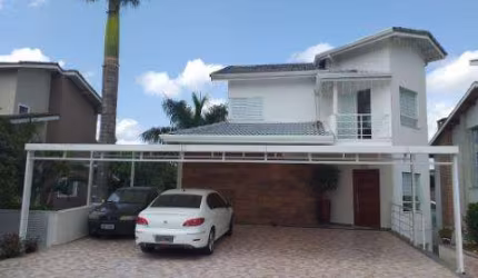 VENDA DE CASA NO CONDOMÍNIO ARUJÁ COUNTRY CLUB, EM ARUJÁ/SP, 380m² com 3 suítes, área gourmet com churrasqueira, cinema e 4 vagas. CONSULTE-NOS.