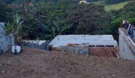 VENDA DE TERRENO NO PARQUE DOS JACARANDÁS, EM ARUJÁ/SP, OPORTUNIDADE de 150m² com medidas de 7m x 14m e topografia em leve declive. CONSULTE-NOS.