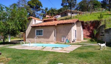 VENDA DE CHÁCARA NO VISTA ALEGRE, EM ARUJÁ/SP, 1.000m² com imóvel de 160m², 2 quartos, suíte, quintal com piscina e garagem coberta. CONSULTE-NOS.