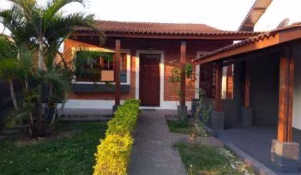 LOCAÇÃO DE CASA NO ARUJAZINHO IV, EM ARUJÁ/SP, EXCELENTE IMÓVEL DE 250m² com 02 dorm, 03 salas, cozinha, lavanderia e quintal coberto. CONSULTE-NOS.