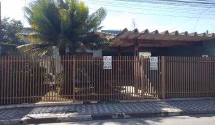 VENDA E LOCAÇÃO DE CASA TÉRREA COMERCIAL NO CENTRO DE ARUJÁ/SP, 300m² com suíte, área gourmet com churrasqueira e garagem coberta. CONSULTE-NOS.
